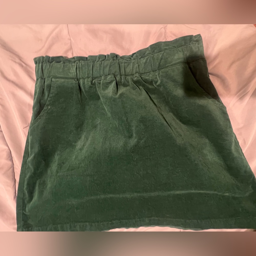 Green velvet women’s skirt. Size XL. Pockets